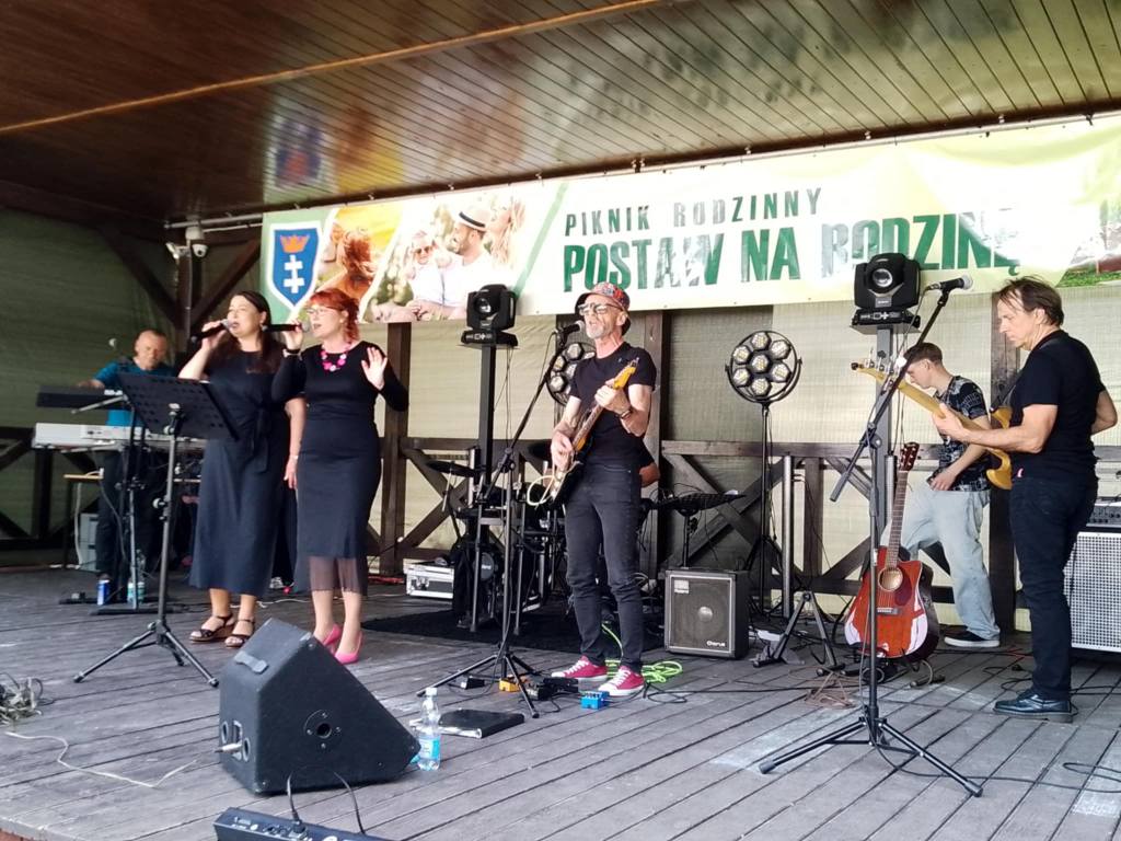 Zespół so easy  w trakcie wykonania muzycznego 