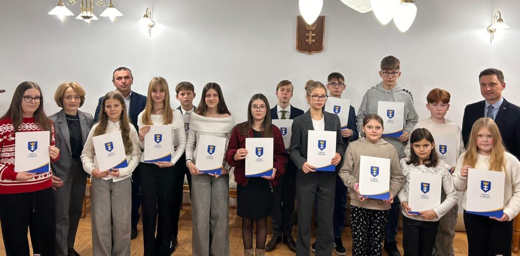 Radni Młodzieżowej Rady Gminy Łomazy V kadencji warz z Wójtem Gminy Łomazy, Sekretarz i Przewodniczącym Rady Gminy Łomazy