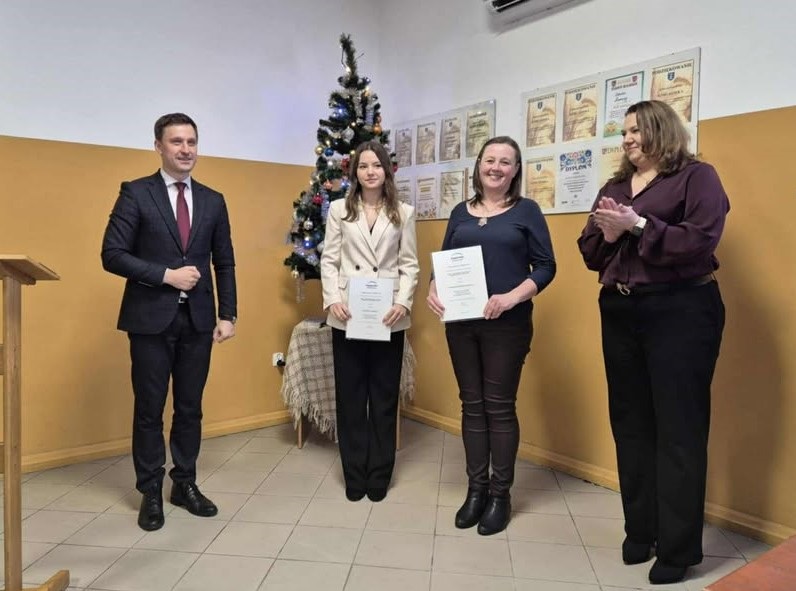 Wójt Gminy Łomazy wręczający stypendia 