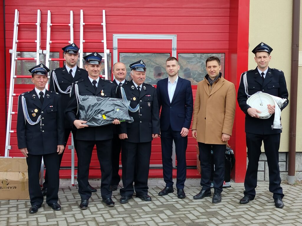 Strażacy OSP w Dubowie wraz z Wójtem Gminy Łomazy oraz Dyrektorem Wojewódzkiego Ośrodka Ruchu Drogowego w Białej Podlaskiej
